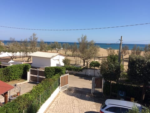 Overview entrance with parking and space just right on the beach, no road cross.