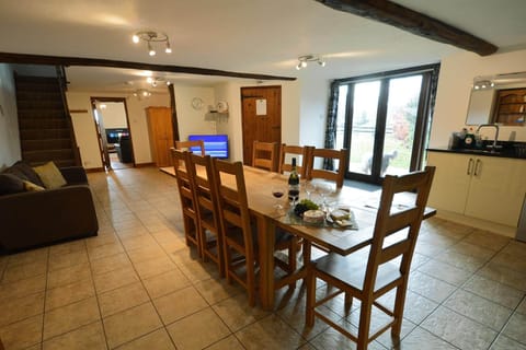 Harvest Moon ground floor: Dining and family area with a TV and sofa in the open plan living space