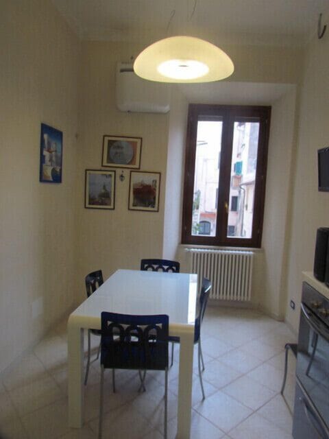 KITCHEN LIVINGROOM FOR 4 PERSONS AND WINDOW VIEW ON THE SQUARE .