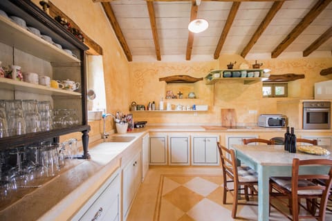 Fully equipped, everything within reach