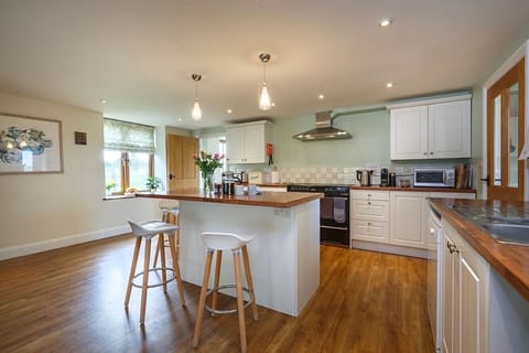 The kitchen is spacious, with island, American fridge freezer & dishwasher