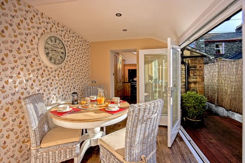 Sunny breakfast room.