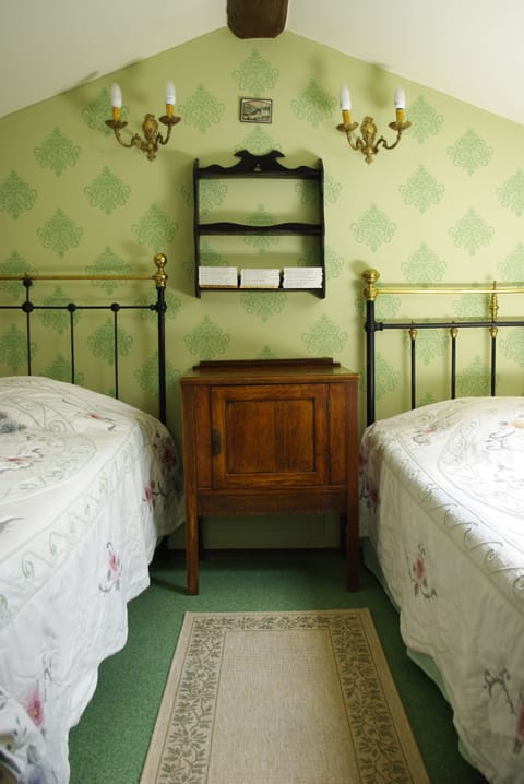 Green room twin beds