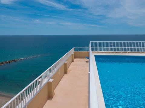 3 Roof pools!
Free sunbeds at the 3 roof pools. Open high season.. 