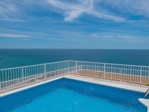 3 roof pools, open high season. Free sunbeds and spectacular views.