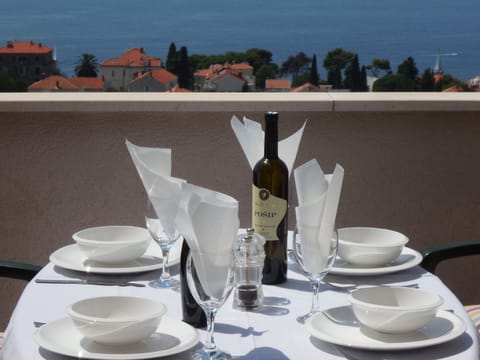 Outdoor Dining on Terrace