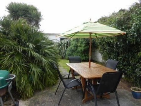 Private sunny garden with BBQ