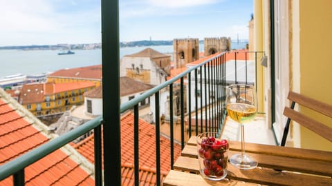 Enjoy this sunny balcony with a privileged view over Lisbon and the Tagus River.
#cityview #riverview #outdoor #view #balcony #portugal #pt #lisbon