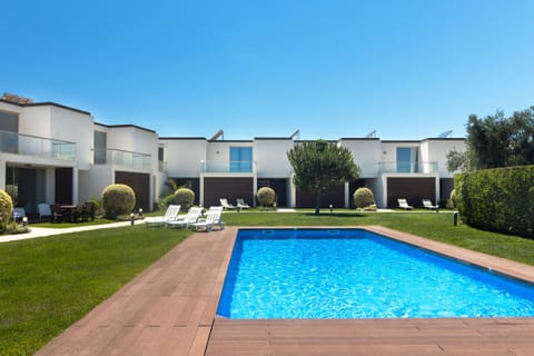 Private pool and sun terrace with loungers — Villa Blue Sagres G, holiday villa in Vila do Bispo