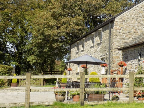 Guest courtyard - the perfect spot for morning coffee, evening wine and BBQs