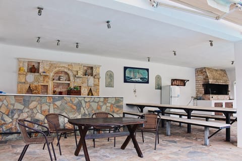 Bar/barbecue/outside dining area