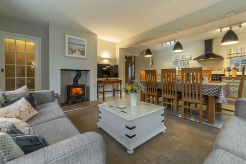 2 Dix Cottages, Thornham: Open-plan living area