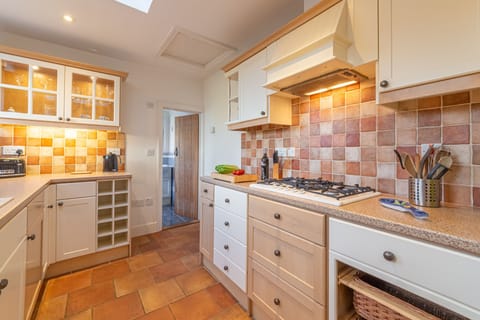Algerine Cottage, Wells-next-the-Sea: Well-equipped kitchen