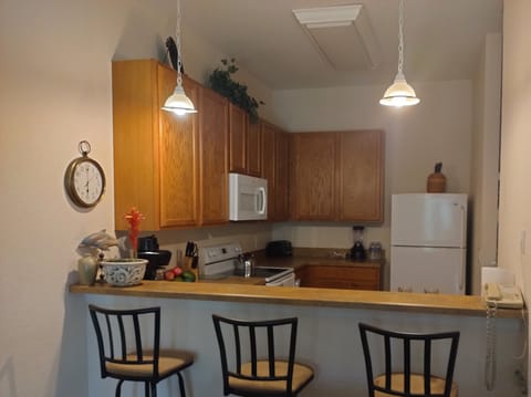 Kitchen and Breakfast Bar