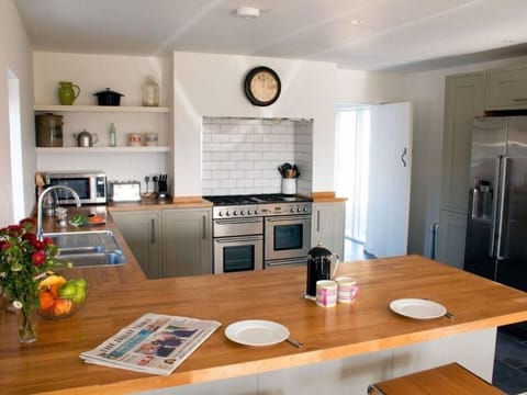 Fully Stocked Kitchen with breakfast bar