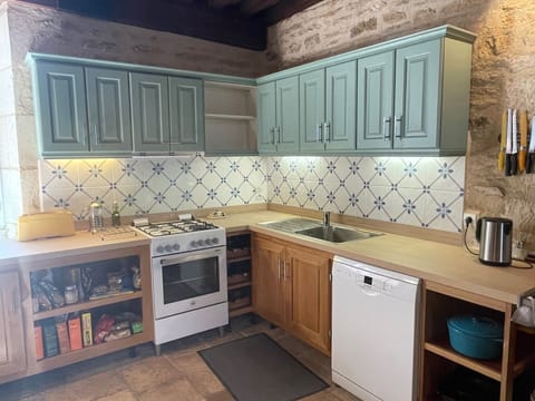 well equipped kitchen, gas oven and hob, dishwasher