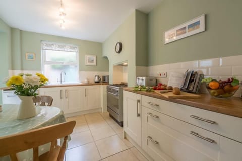 Piper's Lodge, Sheringham: Well-equipped kitchen with breakfast table