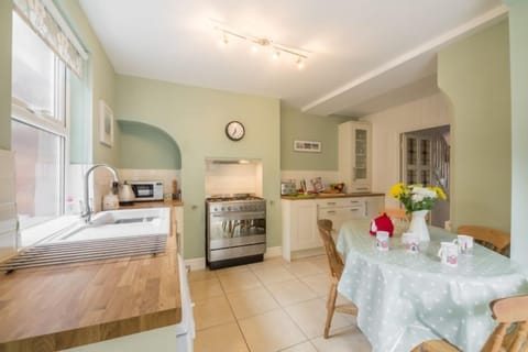 Ground floor: Well-equipped kitchen with breakfast table