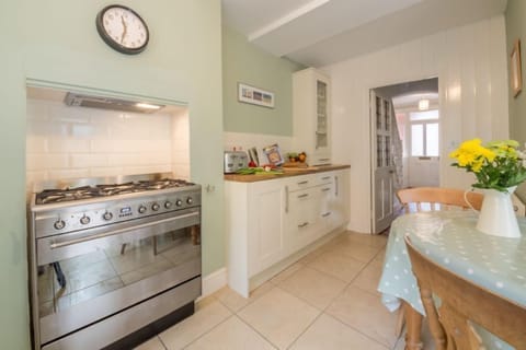 Ground floor: Well-equipped kitchen