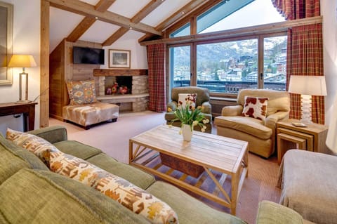 Spacious open plan lounge