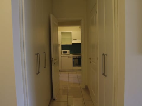 Hallway to the kitchen.