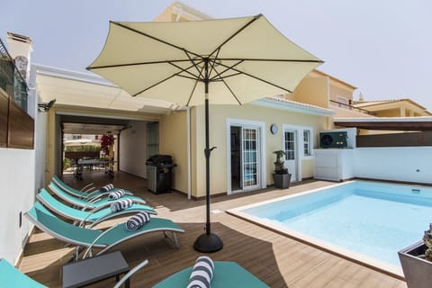 Private pool and sun terrace with loungers — Villa Tucana, holiday villa in Lagos