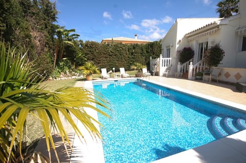 Sun all day by Pool
Shallow for young children