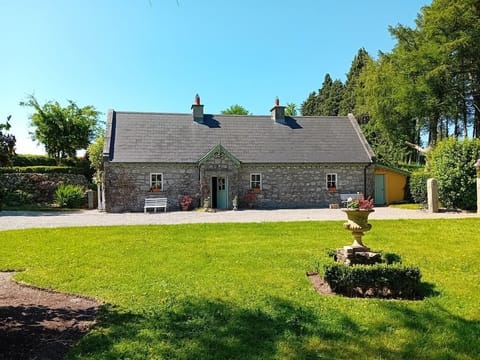 Front view of Hollow Lodge