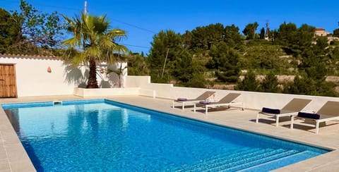 Very large heatable pool 12x5 meters