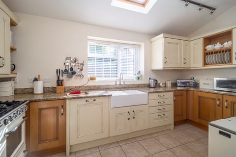 Ground floor: Well-equipped kitchen