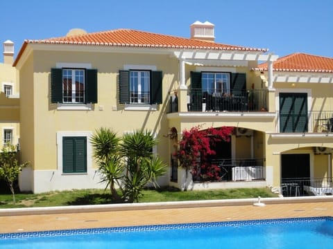 Top Floor Luxury Sunny  Apartment. A/C & WiFi. Overlooking pools.Superb sea view