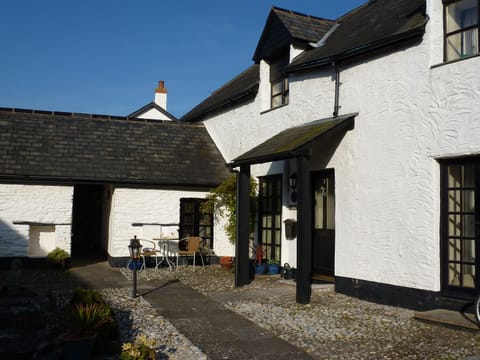 Lovely 16th Century former farmyard building 