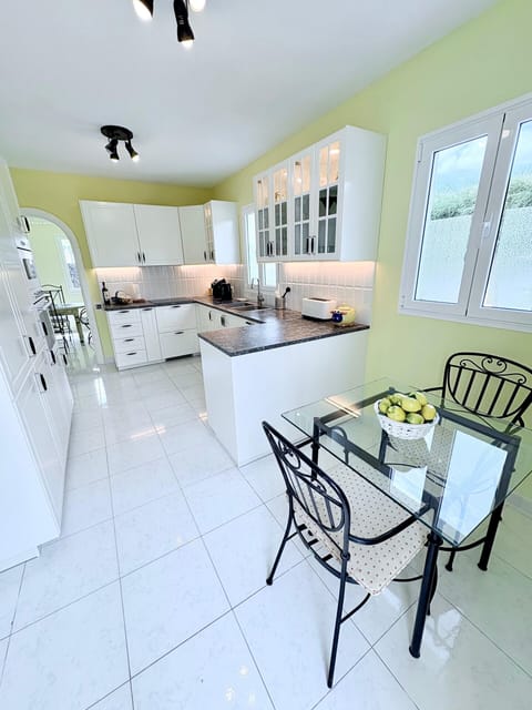 Kitchen and Breakfast Table