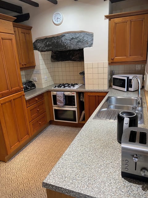 Kitchen with gas hob and electric oven