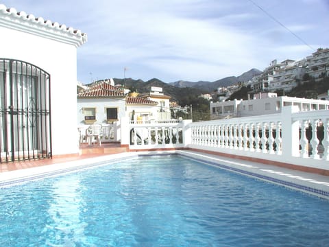 Private pool with view to mountains
