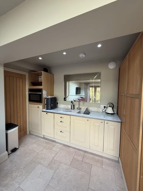 Full Kitchen with appliances including Oven, Fridge, Dishwasher and Air Fryer. 