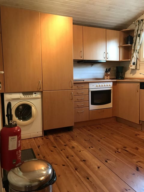 Kitchen with Washing Machine, Fridge-Freezer, Hob & Oven, Dishwasher