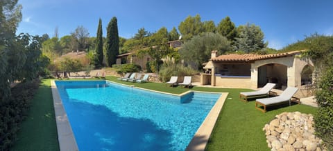 View of the pool, house and outside kitchen/lounge