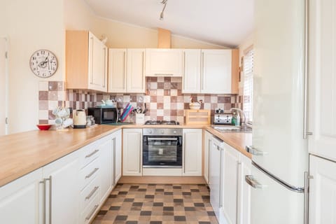 Cooker, fridge/freezer, gas hob, microwave, everything you will need