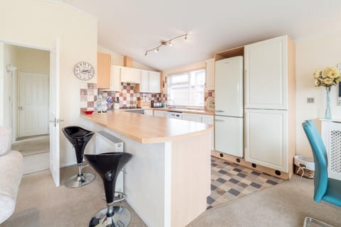 Open plan fully equipped kitchen and breakfast bar