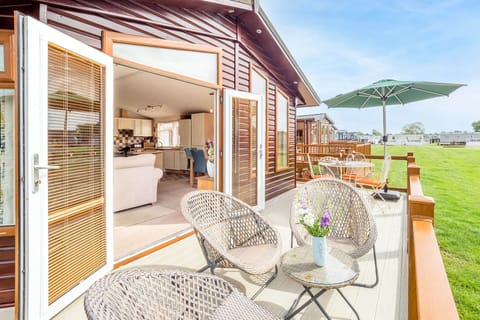 Glorious, spacious Daisy Lodge, south facing decking, views to the RiverAvon