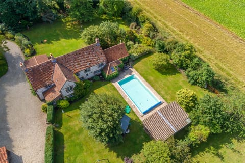 Swan Cottage, South Creake: Swimming pool available May to end of September (weather dependent)