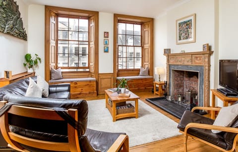 Sittingroom window seats overlooking the Royal Mile