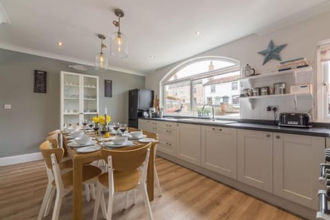 Ground floor: The well equipped kitchen / dining room