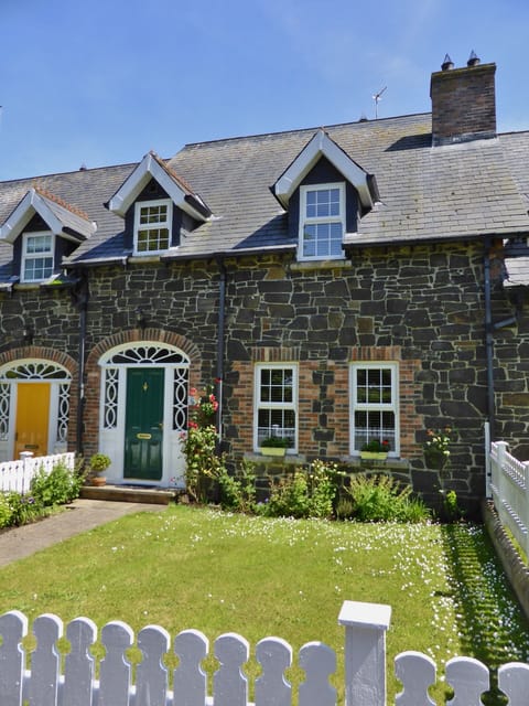 Gorgeous Irish stone cottage near Giant's Causeway and 3 min drive to the beach!