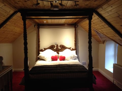 Go back in time .... in a Beautiful Four Poster Bed