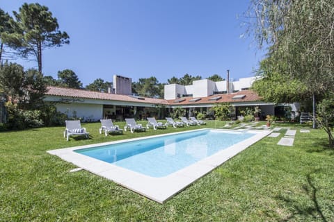 Private pool and sun terrace with loungers — Villa do Cisne, luxury holiday villa in Herdade de Aroeira