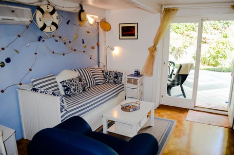 Living room and exit to the private terrace with garden