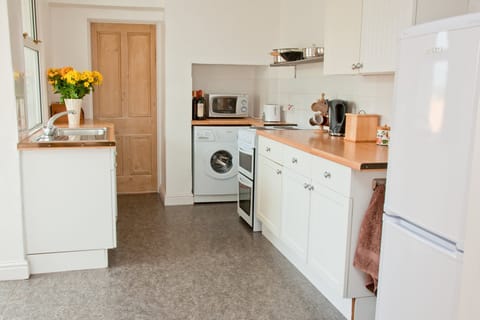 Kitchen with dishwasher and washing machine