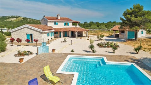 Villa Tovarovica and pool